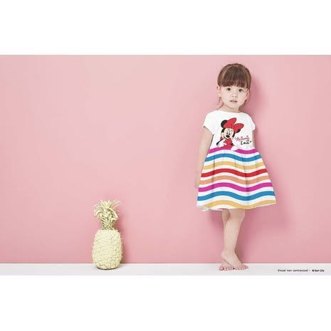 Rochie Minnie Mouse albă cu fustă în dungi multicolore, vedere din spate